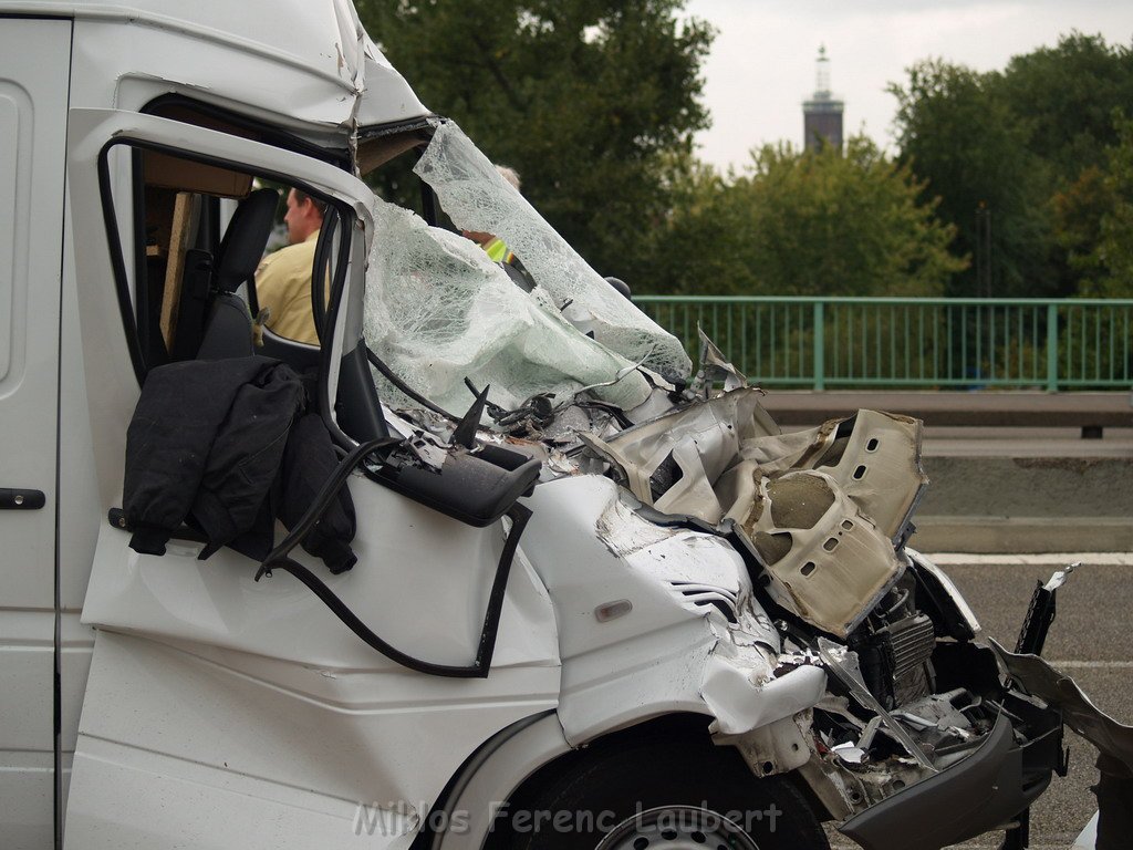 VU Transporter Lkw Zoobruecke Rich Koeln    P24.JPG